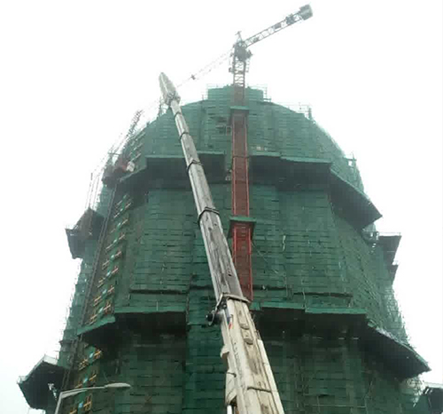 浦城吊车在工地上作业